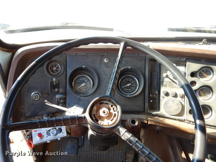 image for item ER9322 1984 Ford 9000 truck cab and chassis