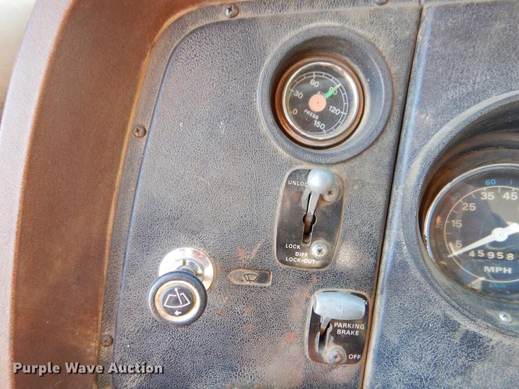 image for item ER9322 1984 Ford 9000 truck cab and chassis