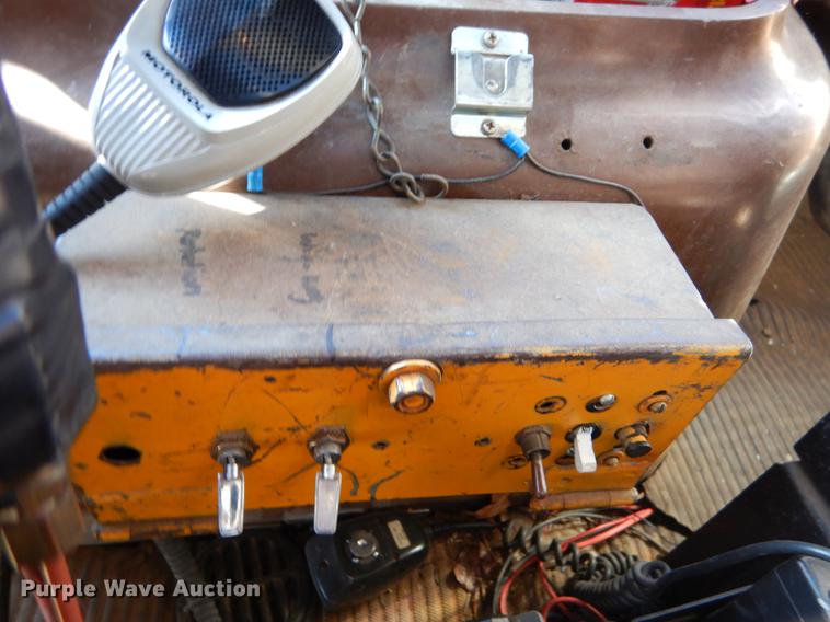 image for item ER9322 1984 Ford 9000 truck cab and chassis