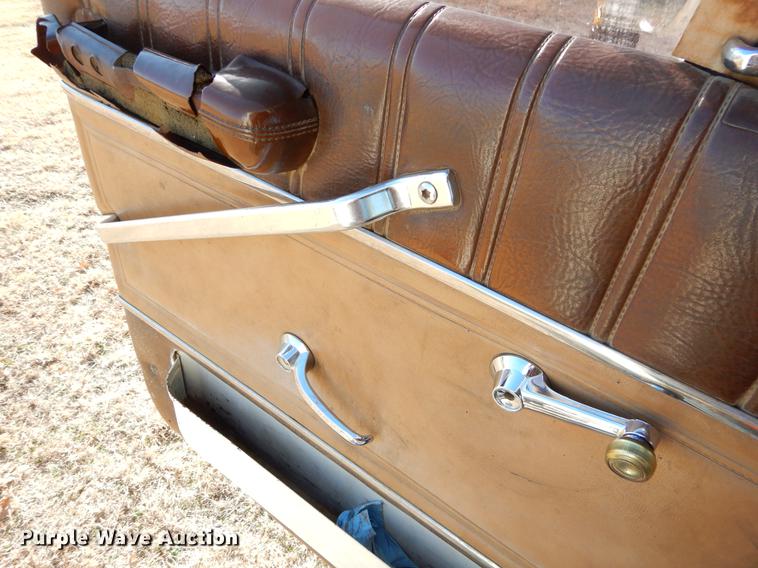 image for item ER9322 1984 Ford 9000 truck cab and chassis