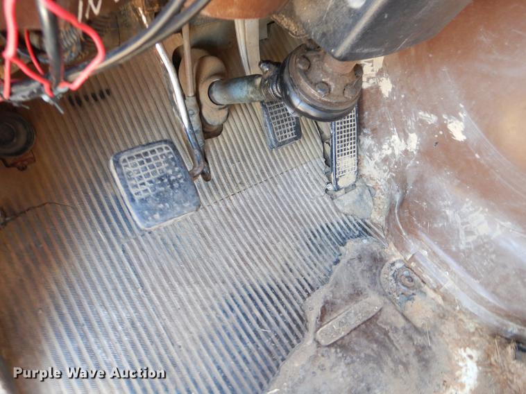 image for item ER9322 1984 Ford 9000 truck cab and chassis