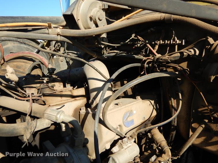 image for item ER9322 1984 Ford 9000 truck cab and chassis