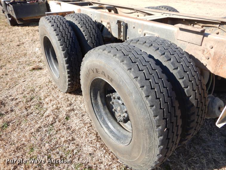 image for item ER9322 1984 Ford 9000 truck cab and chassis