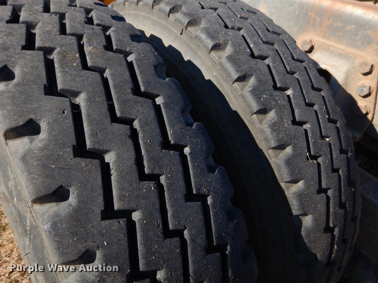 image for item ER9322 1984 Ford 9000 truck cab and chassis