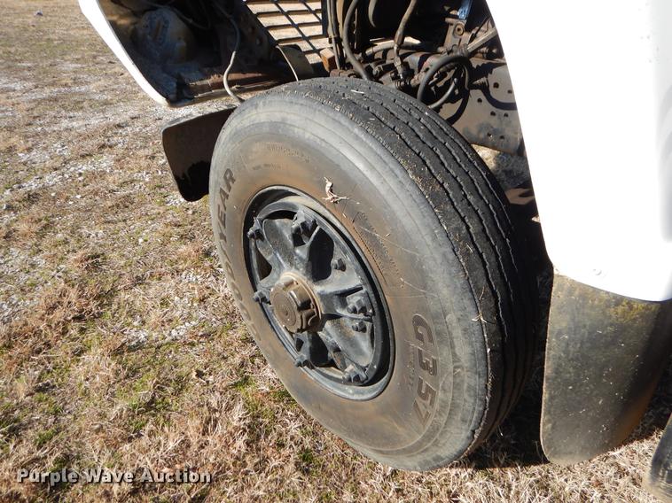 image for item ER9322 1984 Ford 9000 truck cab and chassis