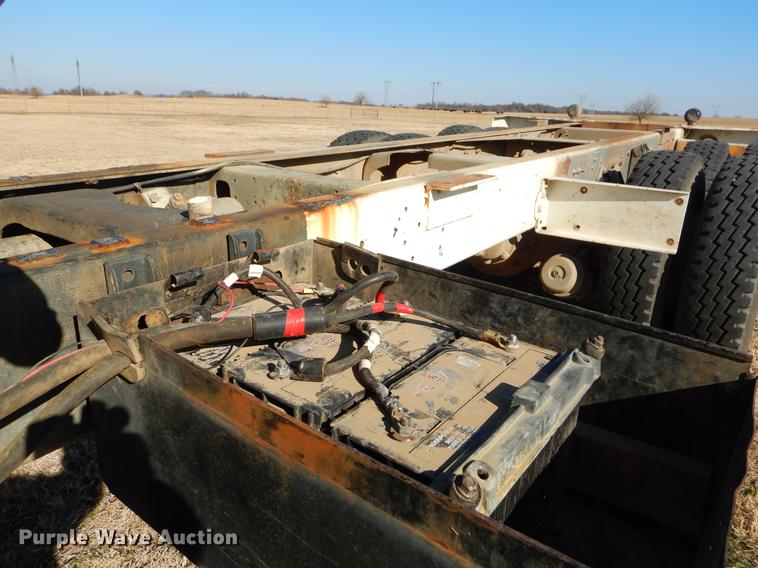 image for item ER9322 1984 Ford 9000 truck cab and chassis