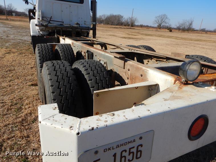 image for item ER9322 1984 Ford 9000 truck cab and chassis