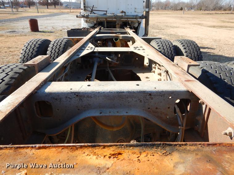 image for item ER9322 1984 Ford 9000 truck cab and chassis