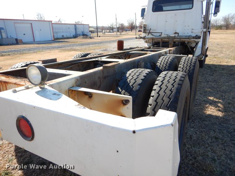 image for item ER9322 1984 Ford 9000 truck cab and chassis