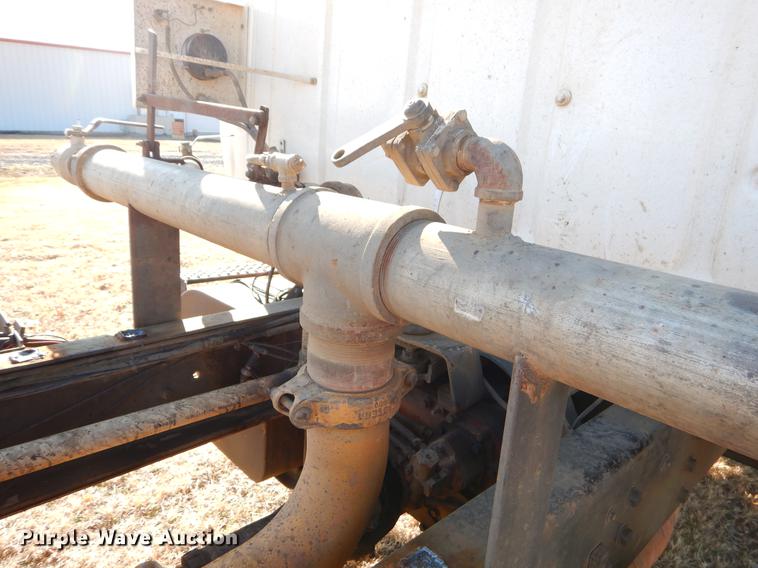 image for item ER9322 1984 Ford 9000 truck cab and chassis