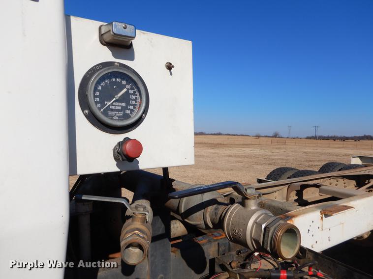 image for item ER9322 1984 Ford 9000 truck cab and chassis