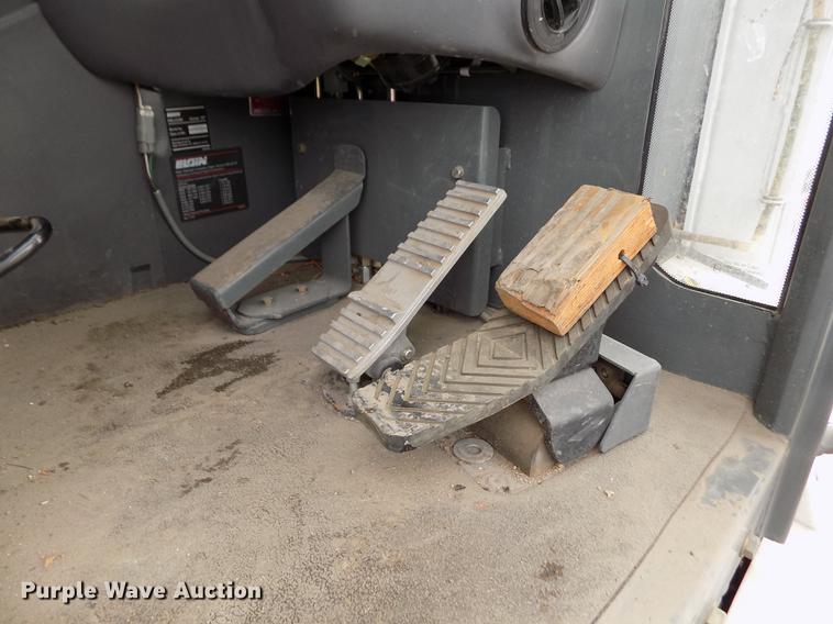 image for item FE9295 2007 Elgin Pelican NP street sweeper