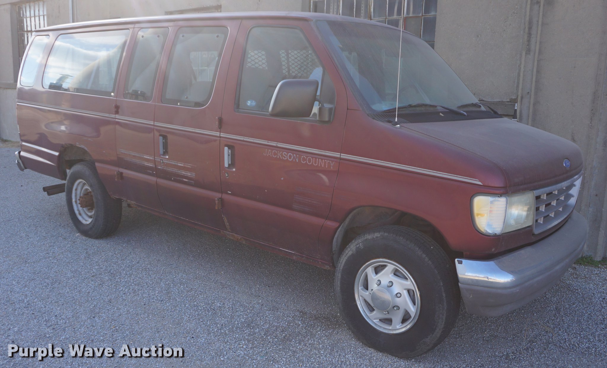 1995 Ford Club Wagon van in Holton, KS Item DE3344 sold Purple Wave