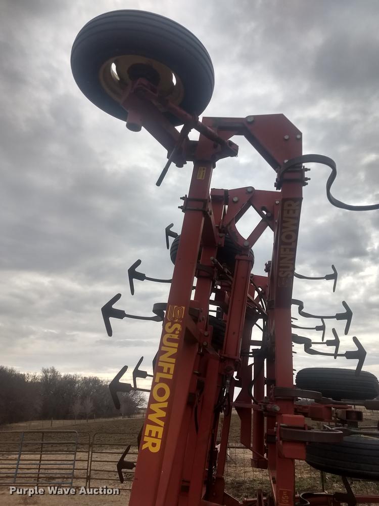 image for item DB9007 Sunflower 5452-46 field cultivator