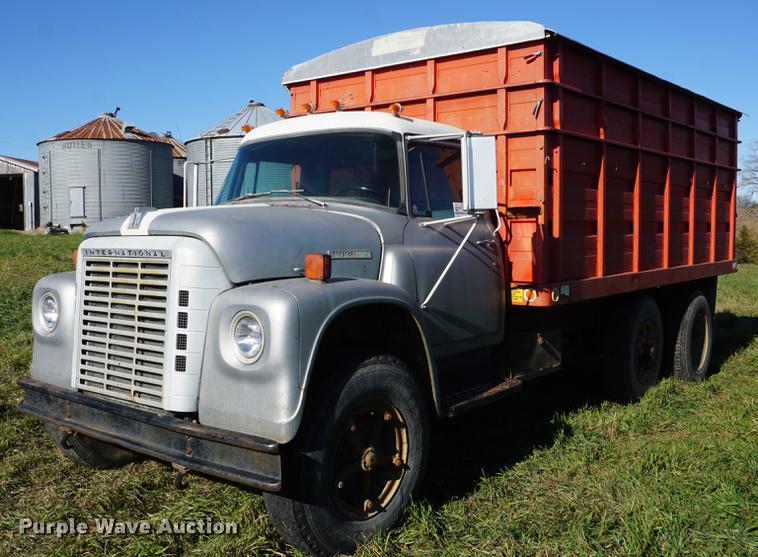 image for item DF1586 1976 International Loadstar 1800 grain truck
