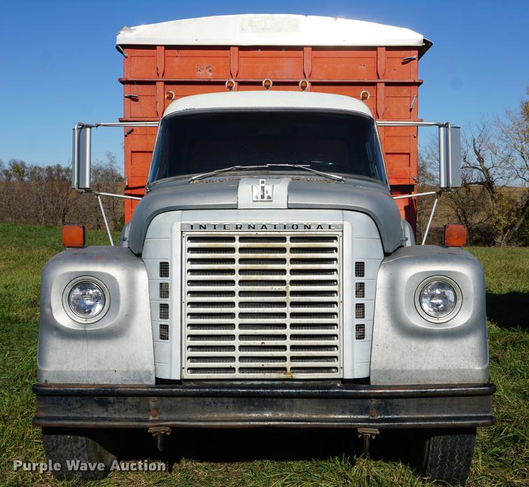 image for item DF1586 1976 International Loadstar 1800 grain truck