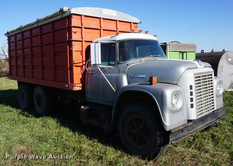 image for item DF1586 1976 International Loadstar 1800 grain truck
