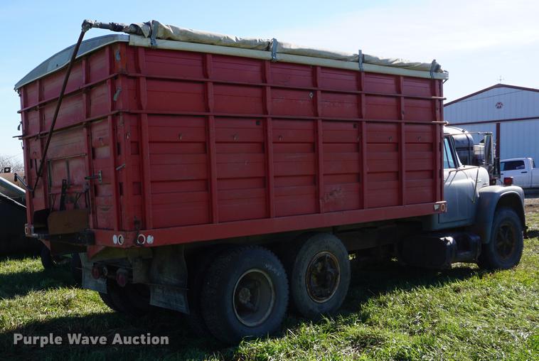 image for item DF1586 1976 International Loadstar 1800 grain truck