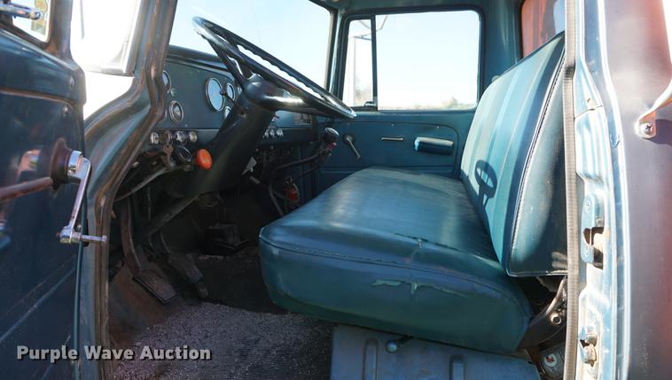 image for item DF1586 1976 International Loadstar 1800 grain truck