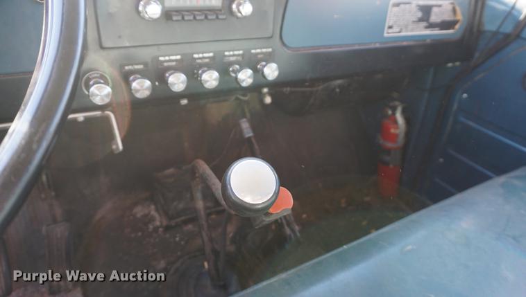 image for item DF1586 1976 International Loadstar 1800 grain truck