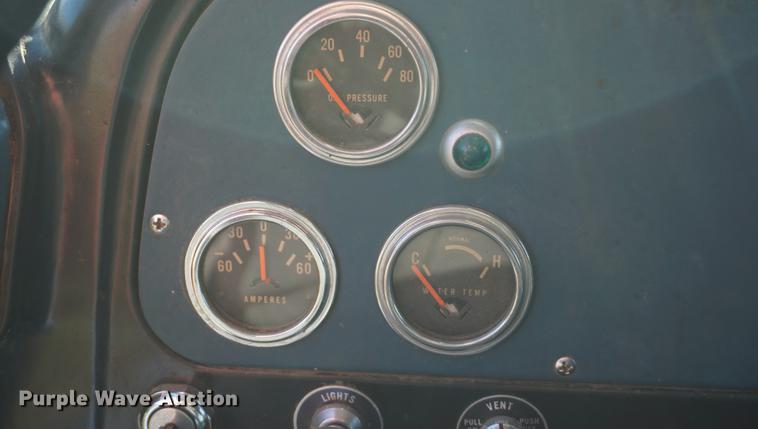 image for item DF1586 1976 International Loadstar 1800 grain truck