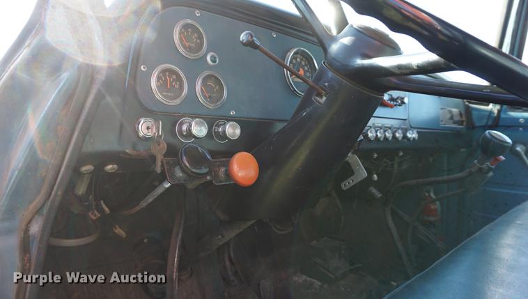 image for item DF1586 1976 International Loadstar 1800 grain truck