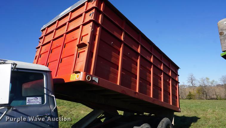 image for item DF1586 1976 International Loadstar 1800 grain truck