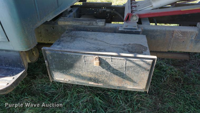 image for item DF1586 1976 International Loadstar 1800 grain truck