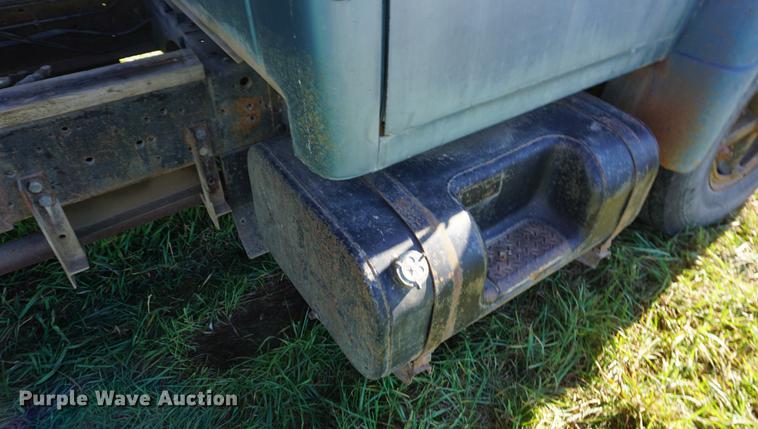 image for item DF1586 1976 International Loadstar 1800 grain truck