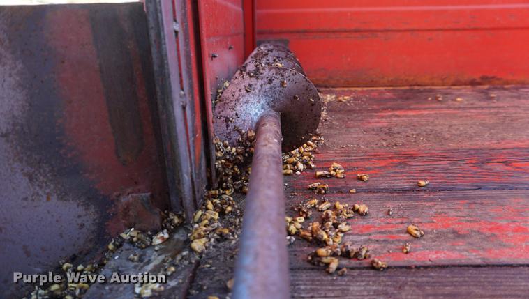 image for item DF1586 1976 International Loadstar 1800 grain truck