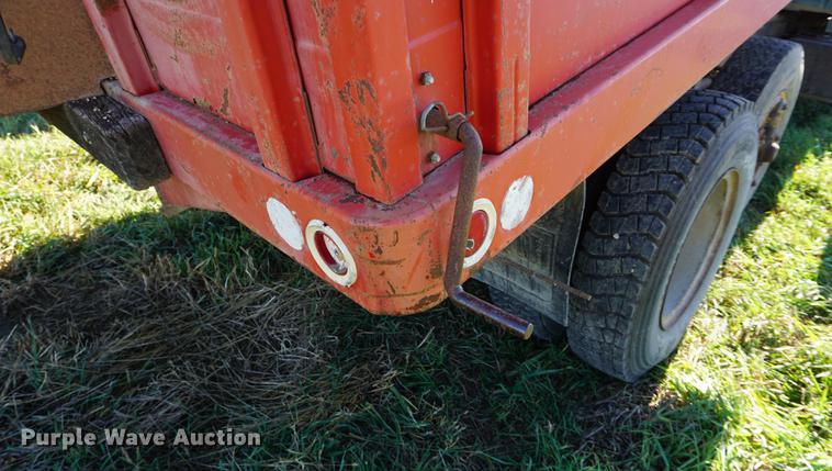 image for item DF1586 1976 International Loadstar 1800 grain truck