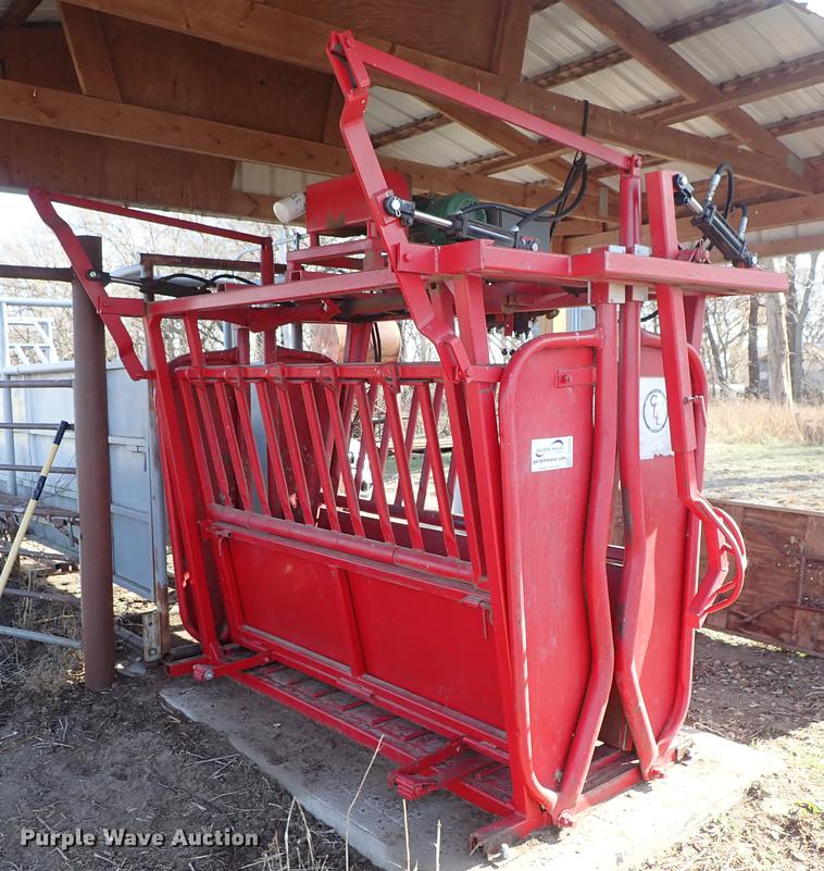 image for item DG2905 Central Livestock Equipment squeeze chute