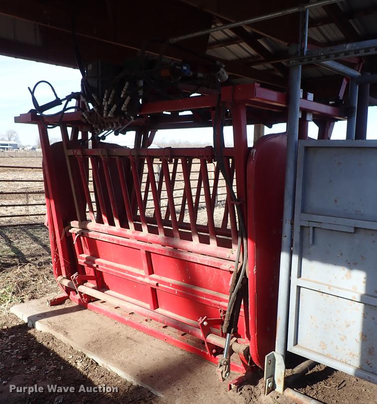 image for item DG2905 Central Livestock Equipment squeeze chute