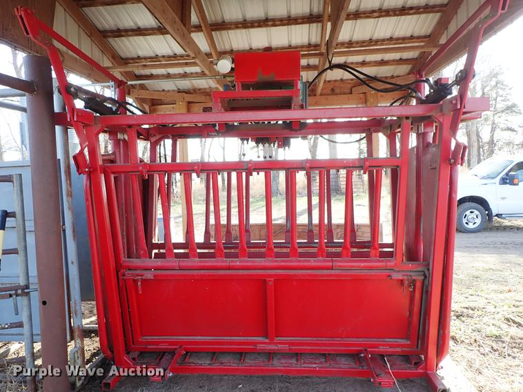 image for item DG2905 Central Livestock Equipment squeeze chute