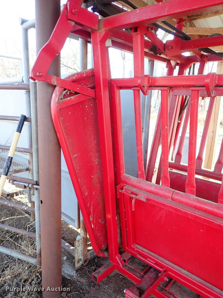 image for item DG2905 Central Livestock Equipment squeeze chute