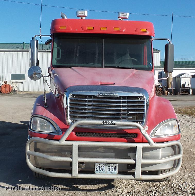 image for item DD2383 2006 Freightliner Columbia semi truck