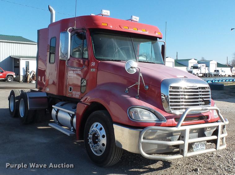 image for item DD2383 2006 Freightliner Columbia semi truck