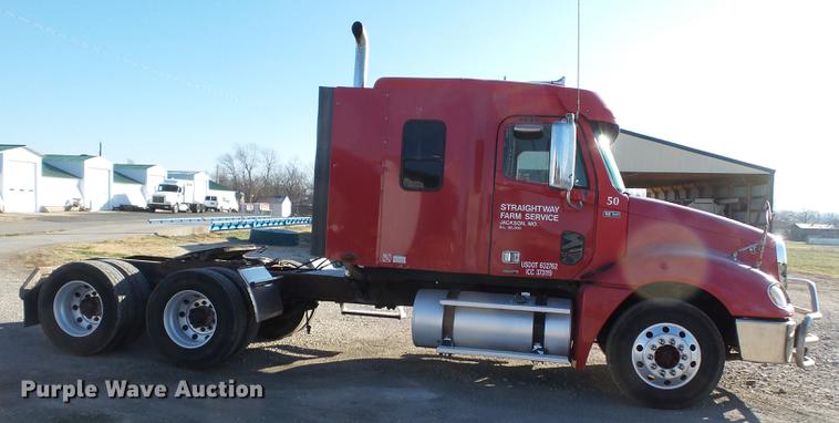 image for item DD2383 2006 Freightliner Columbia semi truck