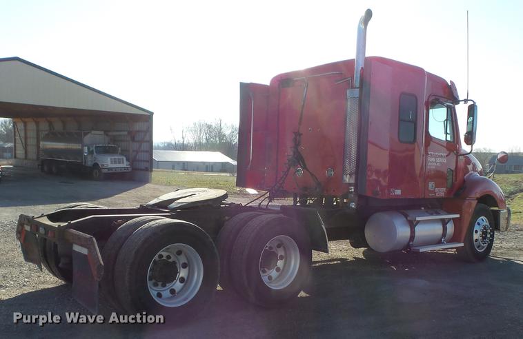 image for item DD2383 2006 Freightliner Columbia semi truck