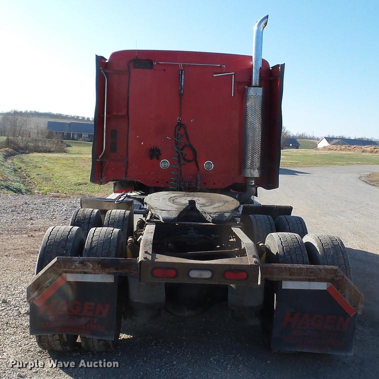 image for item DD2383 2006 Freightliner Columbia semi truck