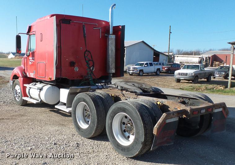 image for item DD2383 2006 Freightliner Columbia semi truck