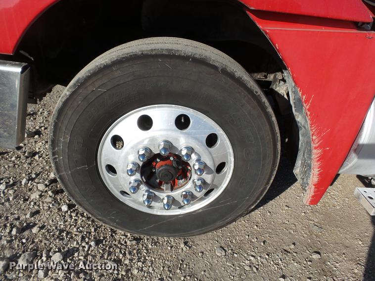 image for item DD2383 2006 Freightliner Columbia semi truck