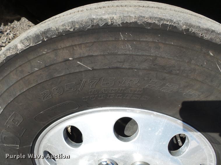 image for item DD2383 2006 Freightliner Columbia semi truck