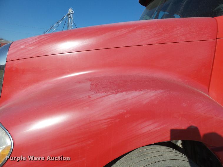 image for item DD2383 2006 Freightliner Columbia semi truck