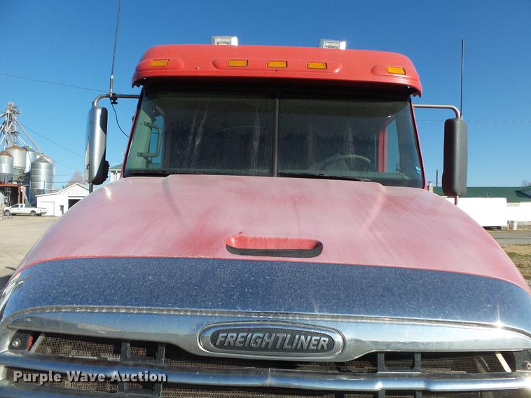 image for item DD2383 2006 Freightliner Columbia semi truck