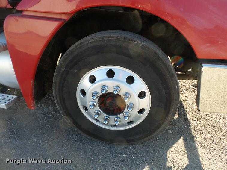 image for item DD2383 2006 Freightliner Columbia semi truck