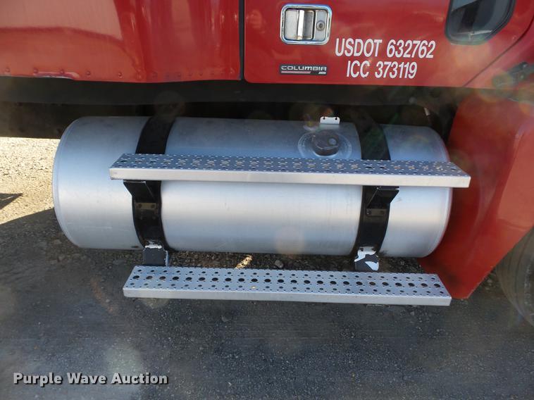 image for item DD2383 2006 Freightliner Columbia semi truck