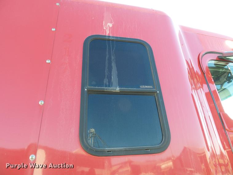 image for item DD2383 2006 Freightliner Columbia semi truck