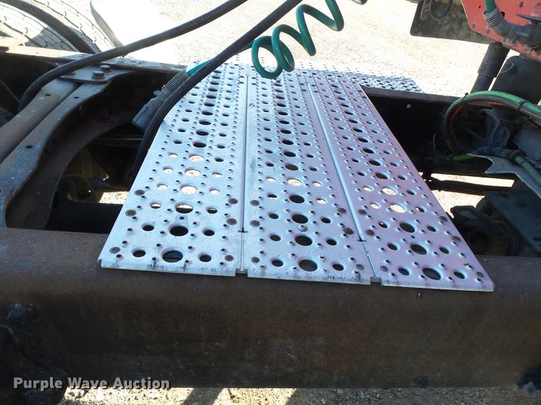 image for item DD2383 2006 Freightliner Columbia semi truck