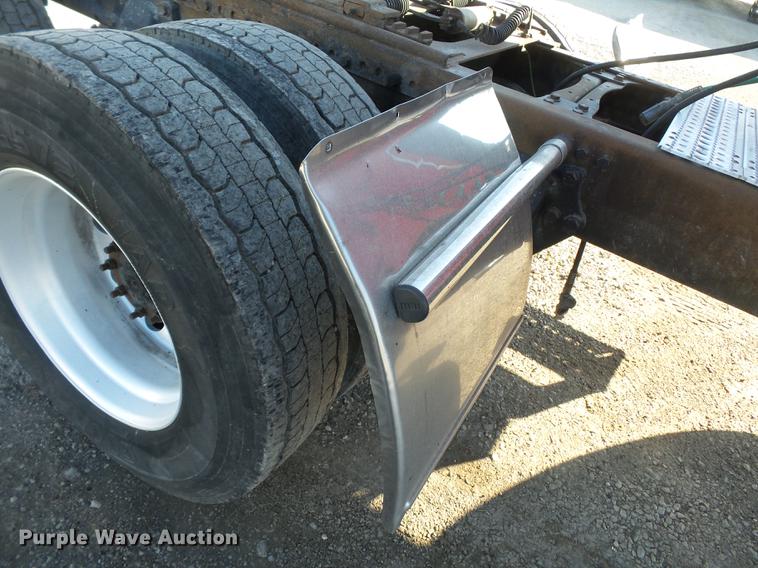 image for item DD2383 2006 Freightliner Columbia semi truck